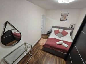 una camera da letto con un letto con uno specchio sul muro di Apartament Rose, Osada Górska a Szklarska Poręba