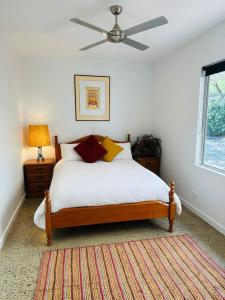 sypialnia z łóżkiem i wentylatorem sufitowym w obiekcie The Old School House w mieście Emu Bay