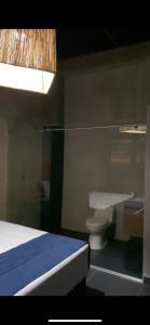 Habitación con baño con cama y aseo. en Muladar Luxury en Filandia