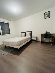 Ένα ή περισσότερα κρεβάτια σε δωμάτιο στο Chambre cosy dans appartement neuf tout équipé