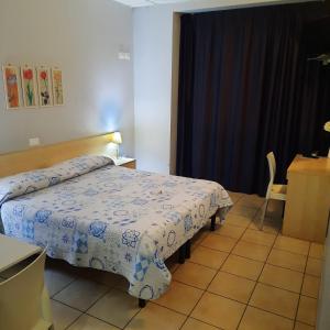 1 dormitorio con 1 cama, 1 mesa y 1 silla en Il Chiesino, en Pontedera