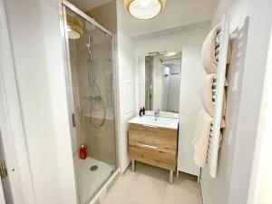 a bathroom with a glass shower and a sink at Bohemian Lodge Near Paris 8P Metro 14 in Saint-Ouen