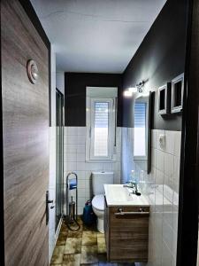 a bathroom with a toilet and a sink at Oak House Oakplacescom in León