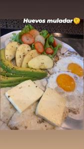 un plato de comida con huevos, verduras y queso en Muladar Luxury en Filandia