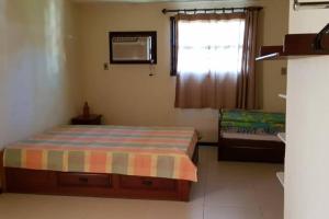 a small bedroom with a bed and a window at Casa Rio das Ostras in Rio das Ostras