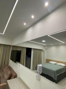 una habitación de hospital con una cama y un espejo en Makia114experience, en Porto de Galinhas 24 fotos más