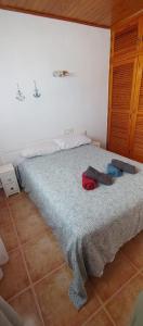 1 dormitorio con 1 cama con manta azul en Formentera Suite 8 en Es Pujols