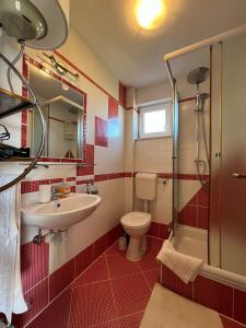 Koupelna v ubytování Apartmani 4 Delfina Rogoznica