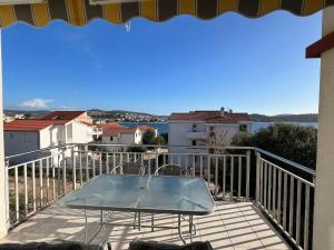 Balkón nebo terasa v ubytování Apartmani 4 Delfina Rogoznica