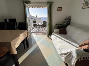 Postel nebo postele na pokoji v ubytování Apartmani 4 Delfina Rogoznica