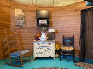 瑞佛頓的住宿－JMA Granary，一间设有两把椅子和一台墙上的电视的房间