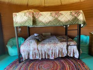 ein Schlafzimmer mit einem Etagenbett mit Baldachin in der Unterkunft JMA Granary in Riverton
