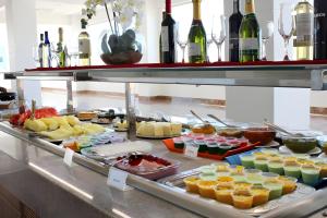 una linea a buffet con cibo e bottiglie di vino di Caldas Novas - Lacqua diRoma a Caldas Novas