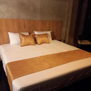 1 dormitorio con 1 cama grande y 2 almohadas en Muladar Luxury en Filandia
