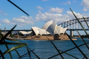 uma vista para a Ópera sydney e uma ponte em Discover The Rocks - Historical Terrace House em Sydney