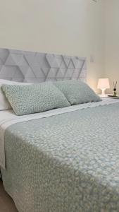 1 dormitorio con 1 cama grande y cabecero gris en HABITACION CENTRAL CON WIFI, en Bilbao