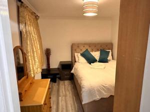 En eller flere senger på et rom på One small bed apartment by monishortlets