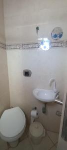 un bagno con un water bianco e un lavandino di Casa di lana a Salvador Altre 16 foto