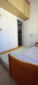una camera da letto con un letto grande in una stanza di Casa di lana a Salvador