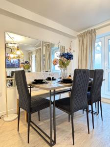 comedor con mesa y sillas en Luxury London Two Bedroom Apartment, en West Dulwich
