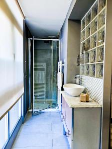 萊昂的住宿－Oak House Oakplacescom，一间带水槽和玻璃淋浴的浴室
