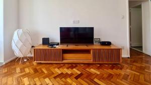En tv och/eller ett underhållningssystem på Noguchi Apartment Ipanema - 03 Bedrooms with garage