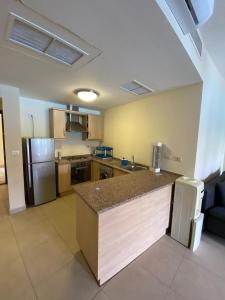 one bedroom apartments aqaba on 2 swimming pool Tala bay في العقبة: مطبخ مع كونتر توب في غرفة
