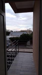 un balcón con vistas a un cuerpo de agua en Las Grutas 5M en Las Grutas
