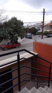 un coche rojo estacionado al lado de una calle en Las Grutas 5M en Las Grutas