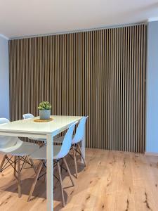 a dining room with a white table and chairs at FeWo L19 One - Nespresso, Parkplatz in Bamberg