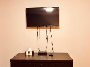 TV a/nebo společenská místnost v ubytování Fundy Line Motel