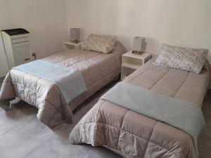 two beds sitting next to each other in a bedroom at Las Lauras in Esquel