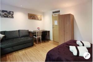 salon z kanapą i stołem w obiekcie Comfy Bedrooms near Euston Station - 1 Exmouth w Londynie