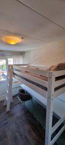 - une chambre avec des lits superposés et une chaise dans l'établissement Private room 7m2 with desk & oven, à Rheden
