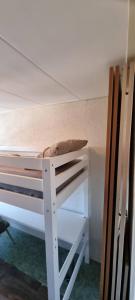 Ce lit superposé blanc se trouve dans un dortoir. dans l'établissement Private room 7m2 with desk & oven, à Rheden