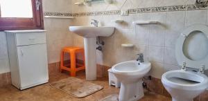 サン・ヴィート・ロ・カーポにあるCasa Vacanza Leonardaのバスルーム(トイレ、ビデ、シンク付)