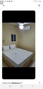 1 dormitorio con 1 cama blanca grande en una habitación en July, en San Felipe de Puerto Plata