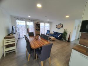 โทรทัศน์และ/หรือระบบความบันเทิงของ Ferienwohnung Weizblick