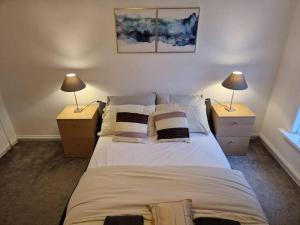 1 dormitorio con 1 cama grande y 2 mesitas de noche en Oasis Abode @Shiremoor, 