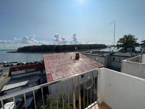 widok na dach budynku z wodą w obiekcie Dom Wczasowy Koral w Dziwnowie