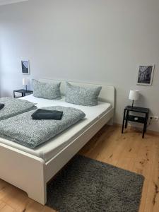 a bed with two pillows on it in a room at Apartment L19 One Bamberg - geräumig in ruhiger Lage mit Parkplatz in Bamberg