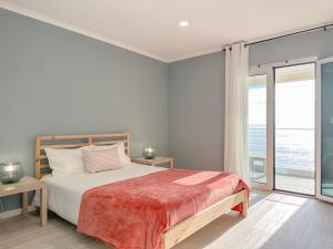 ein Schlafzimmer mit einem Bett und einem großen Fenster in der Unterkunft South Shore 2 - HOST & CHILL in São Roque
