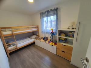 เตียงในห้องที่ Ferienwohnung Weizblick