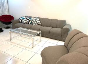 ein Wohnzimmer mit einem Sofa und einem Couchtisch in der Unterkunft Apartamento Indicado no Centro Petrolina in Petrolina