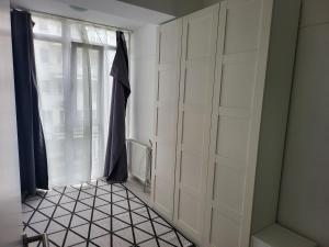 um quarto com uma grande janela e uma porta em HI Downtown Apartment A308 em Budapeste