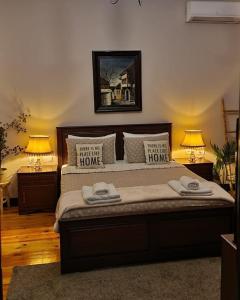 Villa Elezi 2 في كورتشي: غرفة نوم بسرير كبير فيها مصباحين