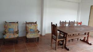 een eetkamer met een houten tafel en stoelen bij Casa en Villa Carlos Paz in Villa Carlos Paz