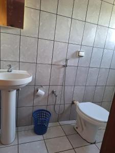 a bathroom with a toilet and a sink at Pousada Hotel Araguaia in Aragarças