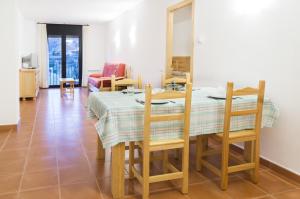 a kitchen and dining room with a table and chairs at Apartamentos Casa Masover in Buira