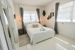 Фотография из галереи SoBe Stylish 1/1. A block from the beach в Майами-Бич